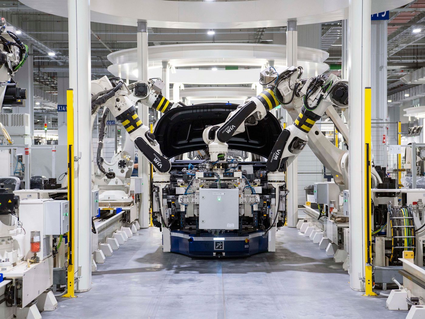 Roboter montieren eine Fahrzeugkarosserie – Automotive-Fertigung nach IATF 16949